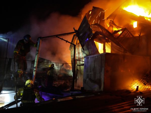 В Николаеве огнеборцы тушили пожар после прилета «шахеда». Видео