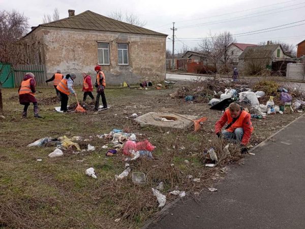 Безработных, зарегистрированных в центре занятости, привлекли на уборку Ингульского района Николаева (фото)