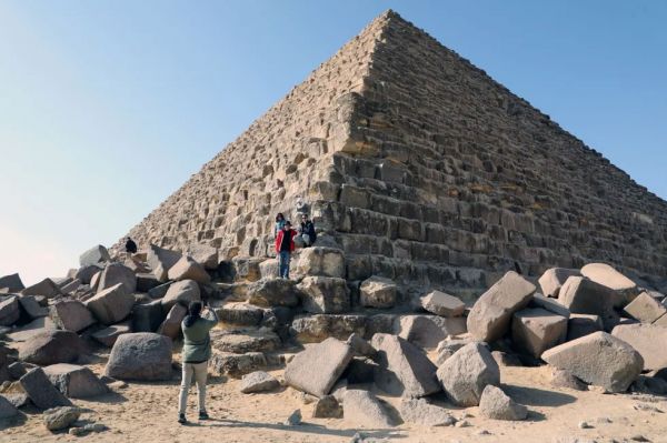 В Египте восстанавят гранитную облицовку пирамиды Микерина. Это решение сравнивают с «выпрямлением Пизанской башни»