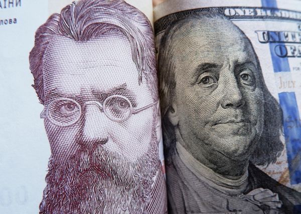 Доллар обвалился: НБУ существенно опустил валюту за последние сутки