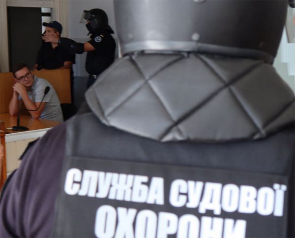 Николаевцы пытались пронести на судебные заседания пистолеты, ножи и электрошокеры