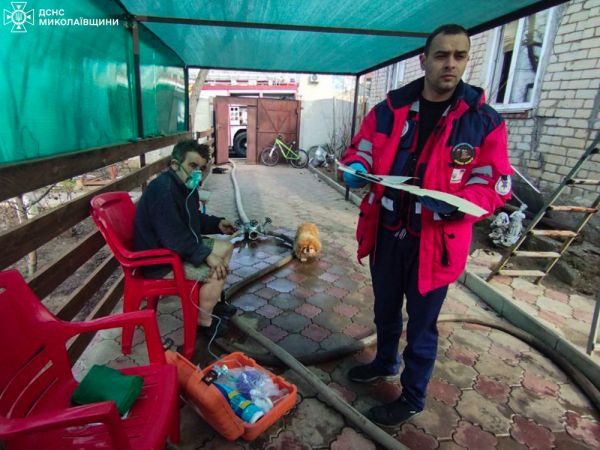 Утром в Николаеве горел частный дом: на пожаре спасли мужчину с дочкой