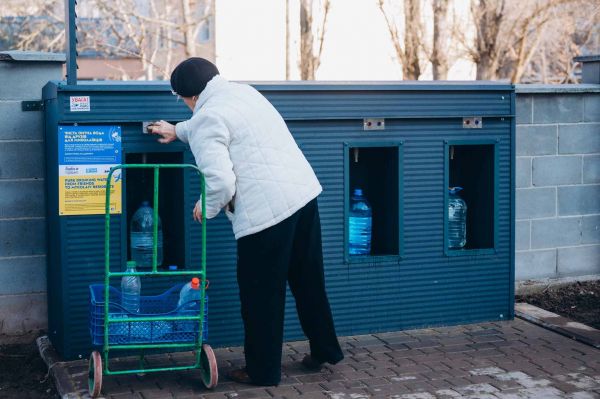 Новые точки питьевой воды оборудованные подсветкой установили в 12 школах Николаева. Список