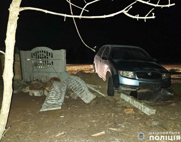 В Николаевской области мужчина на авто снес забор домовладения и угрожал двумя боевыми гранатами