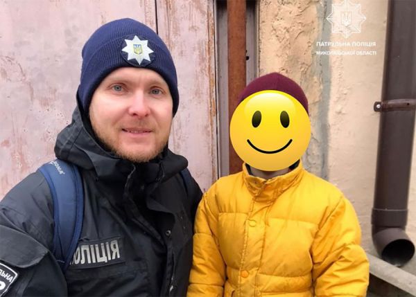 В Николаеве полицейский, который сдал смену, нашел потерявшегося ребенка