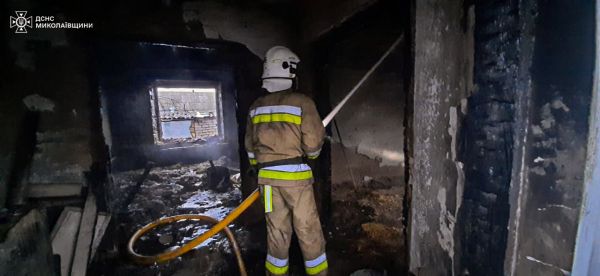 Ночью под Николаевом горел жилой дом, у спасенного мужчины ожоги