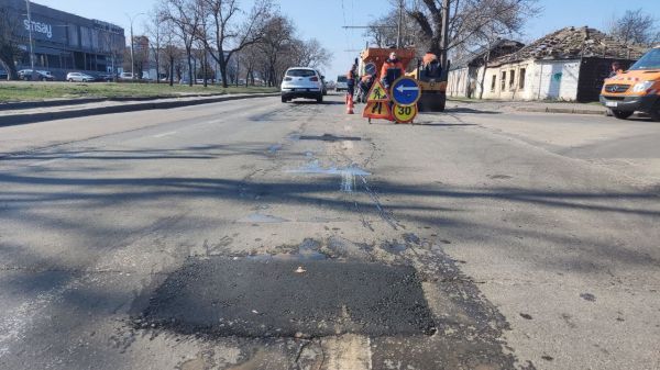 В Николаеве начался ямочный ремонт дорог: сегодня залатали дыры на Центральном проспекте