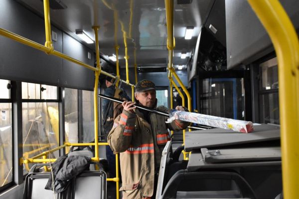 В Николаеве восстанавливают троллейбус, который был поврежден во время вражеского удара