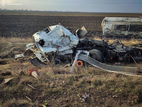 Фура всмятку, водитель погиб: на трассе Н-11 перевернулась автоцистерна (фото)