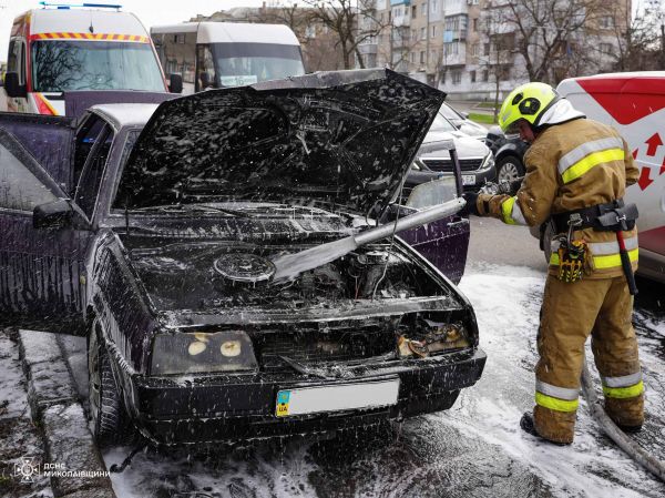 Днем на проспекте в Николаеве загорелся автомобиль