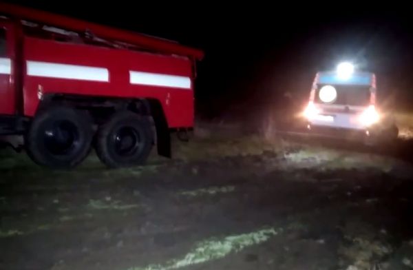 На Николаевщине спасатели вытянули из грязи застрявшую "скорую"