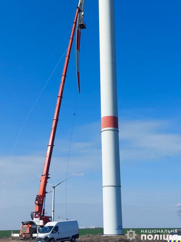 В Николаевской области «шахед» застрял в ветряной мельнице на высоте 55 метров