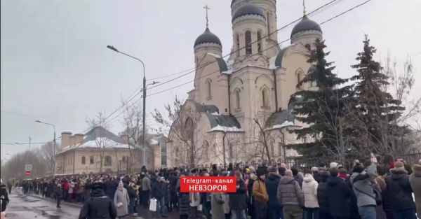 Очередь попрощаться с Навальным растянулась уже на полтора километра
