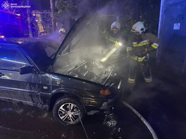 Поздно вечером в Николаеве на дороге загорелся автомобиль