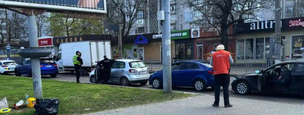 В центре Николаеве столкнулись пять легкових автомобилей. Фото