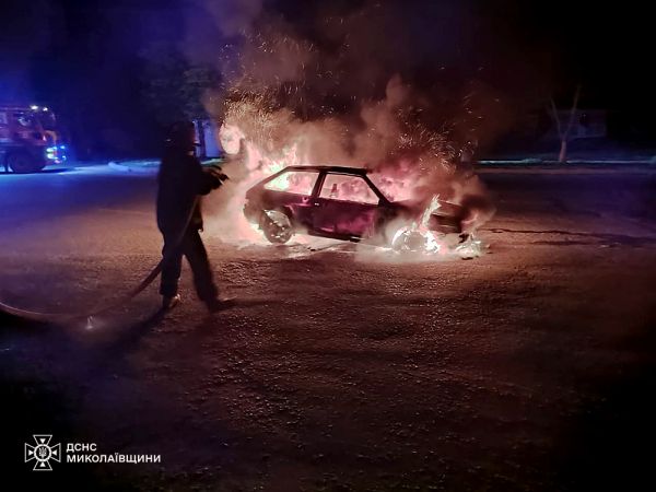 На Николаевщине ночью во время движения ВАЗ превратился в горящий факел. Фото