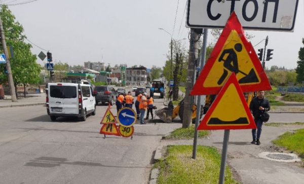 В Николаеве латают дорогу по Херсонскому шоссе: водителей просят быть осторожнее