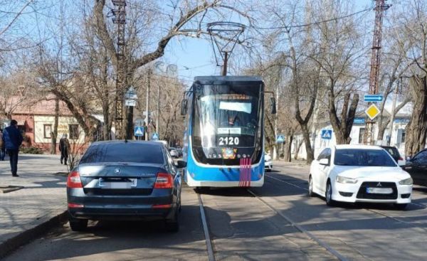 Николаевские трамваи простояли несколько часов из-за автомобилистов, которые паркуются возле колеи