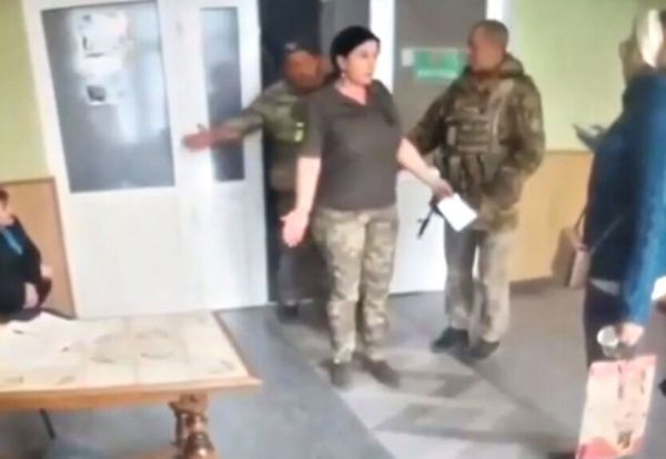 На Хмельнитчине женщина сходила в туалет в коридоре ТЦК, а затем обвинила военкомов в избиении