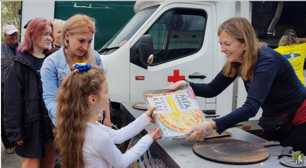 Британские волонтеры в Константиновке угощали пиццей и хорошим настроением (фото)