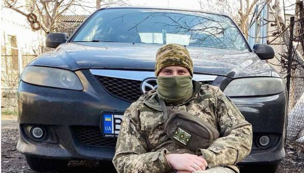 Николаевец Сергей Куропятник собирает на автомобиль на Запорожское направление для 23 ОМБр