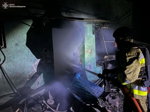 Ночью на Николаевщине после вражеской атаки огнеборцы тушили пожар