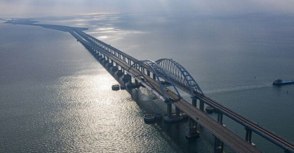 В бухте Севастополя взрывы, Крымский мост перекрыт