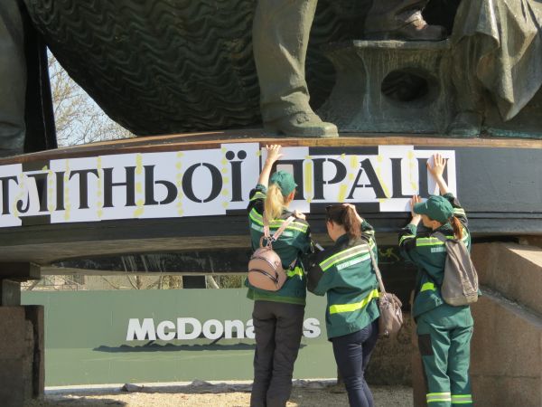 В Николаеве на памятнике корабелам и флотоводцам изменили надпись (фото)