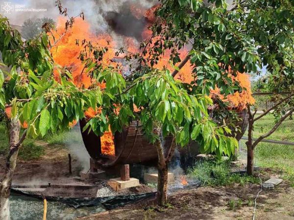 В Николаевской области сгорели баня и автомобиль