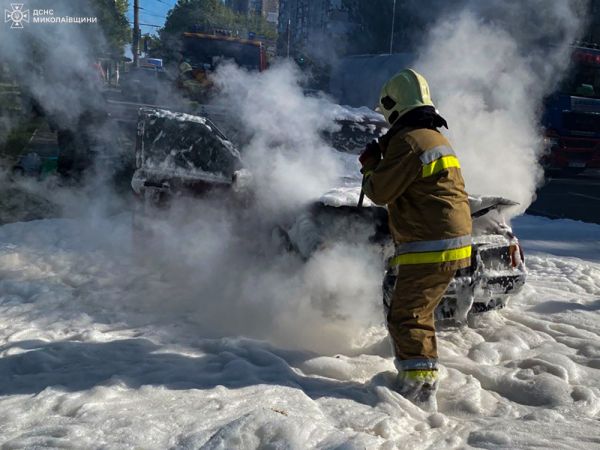 Утром в Николаеве на проспекте Героев Украины сгорел автомобиль