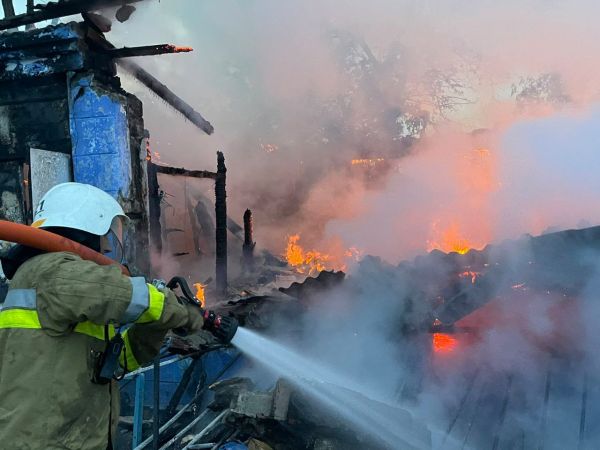 До ночи в Николаевской области тушили пожар здания магазина