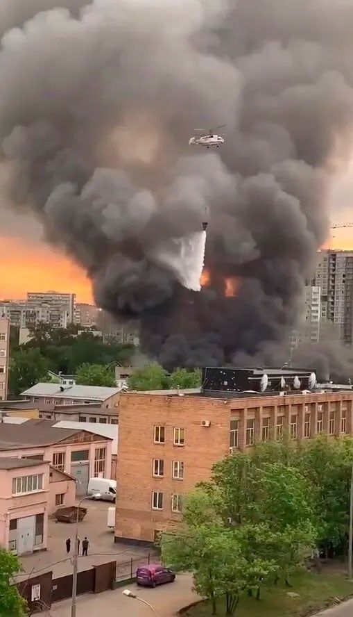 Горит Москва – в небо подняли вертолеты. Фото