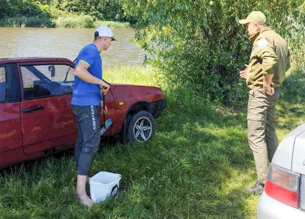 На Николаевщине водителя, который помыл машину в ставке, наказали смешным штрафом