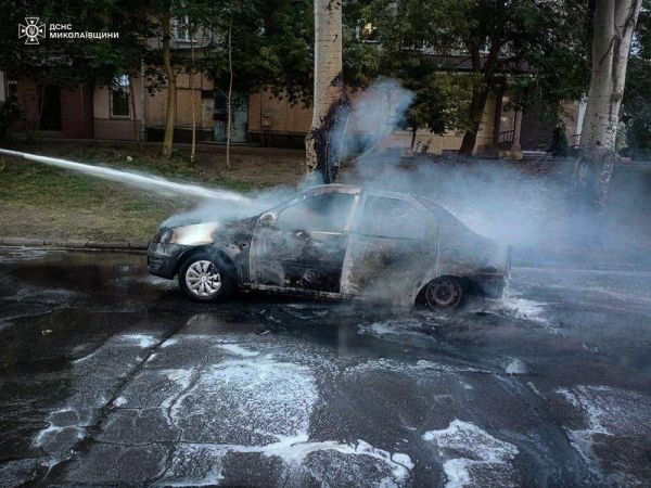 Утром в Николаеве сгорела легковушка «Рено»