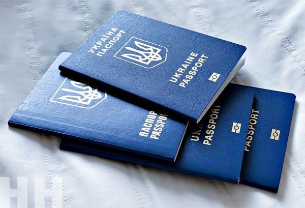 Кабмин утвердил новый порядок выдачи паспортов украинским мужчинам за границей