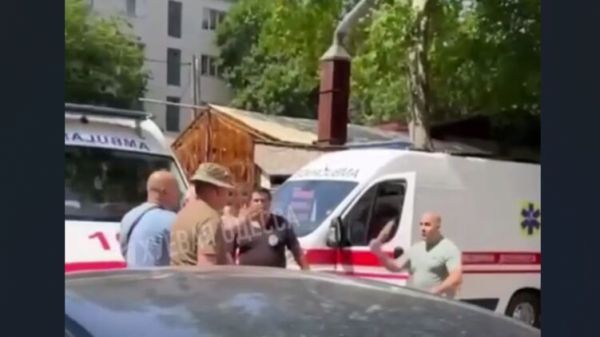 Массовая драка врачей "скорой", военкомов и людей с битами под ТЦК в Одессе