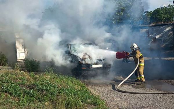 В Южноукраинске загорелся автомобиль, как только водитель завел двигатель