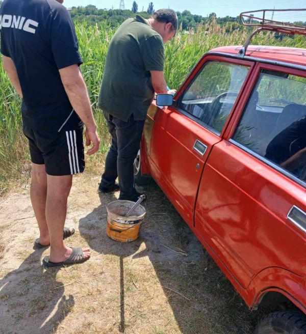 В городе Николаеве мужчина помыл в реке Ингул свои красные «жигули» автошампунем