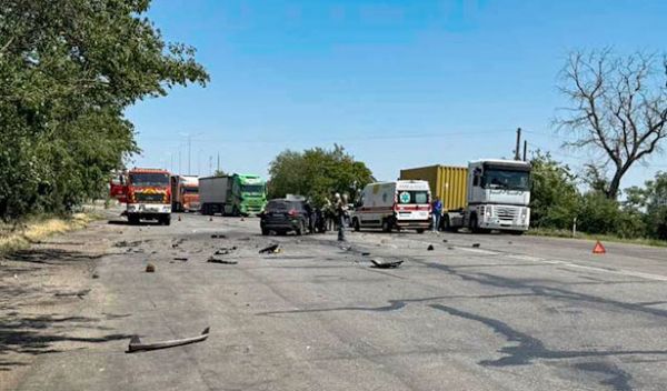 На въезде в Николаев столкнулись Suzuki та Volkswagen: свидетелями аварии стали спасатели, спешившие на пожар