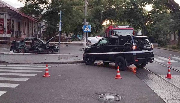 В центре Николаева столкнулись Land Cruiser и ВАЗ: пострадали четверо взрослых и двое детей