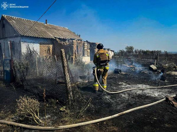 Сегодня в Николаевской области оккупанты из РСЗО обстреляли огороды, частные домовладения и ФАП