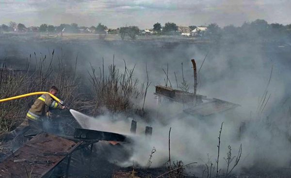 На Николаевщине пожарные и местные жители спасали дома, на которые летел огонь с поля