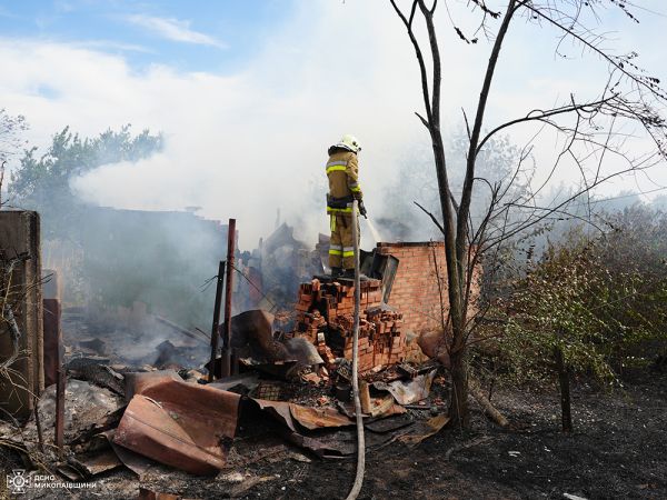 Пожар на дачах на окраине Николаева: сгорели два дома и три хозпостройки