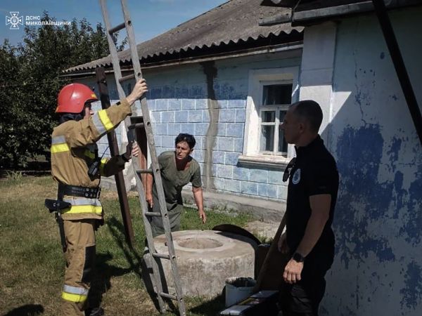 На Николаевщине спасли мужчину, который упал в 4-метровый колодец