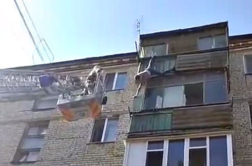 В Николаеве спасли мужчину, который повис на балконе пятого этажа (видео)