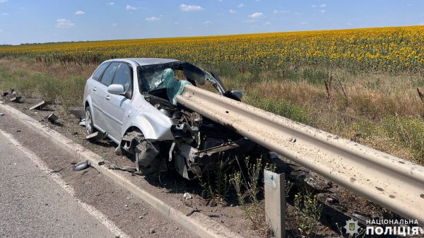 На Николаевщине отбойник проткнул Chevrolet Nubira: водитель погиб на месте аварии (фото)