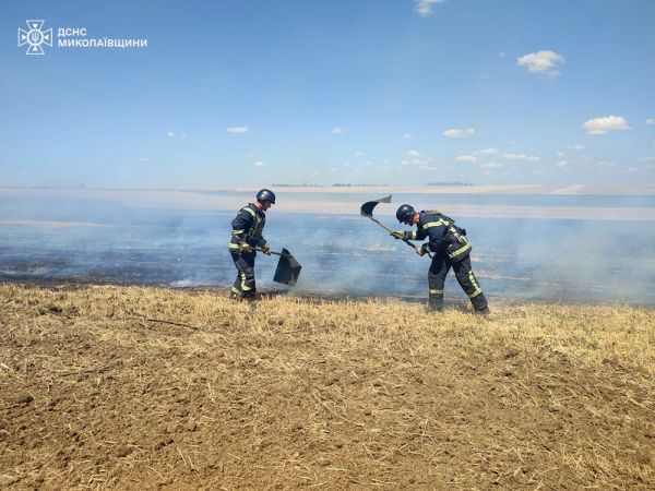 В Николаевской области ракета упала на скошенное поле, а на пожаре чуть не сгорел 87-летний дед