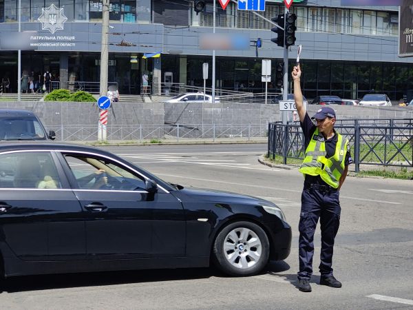 Николаевские патрульные настойчиво просят водителей повторить сигналы регулировщиков