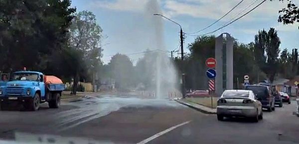 В центре Николаева из-под земли бьет фонтан: на Пограничной прорвало трубу (видео)