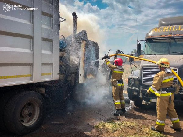 Николаевские пожарные потушили автопоезд с зерном